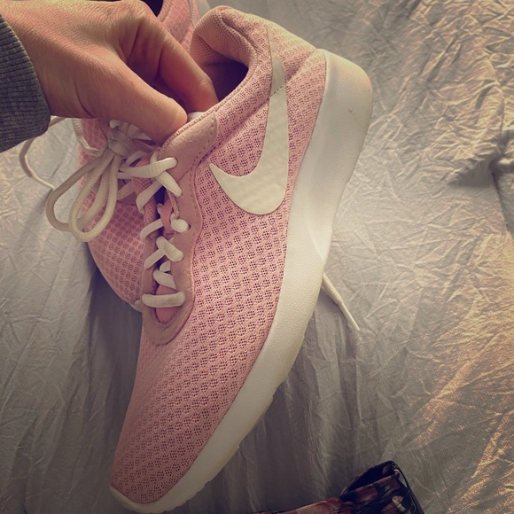light pink nike shoes women